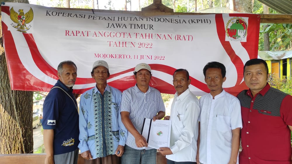 Serah terima laporan pertanggung jawaban pengurus dan  pengawas  oleh ketua umum KPH Indonesia Tahun 2022