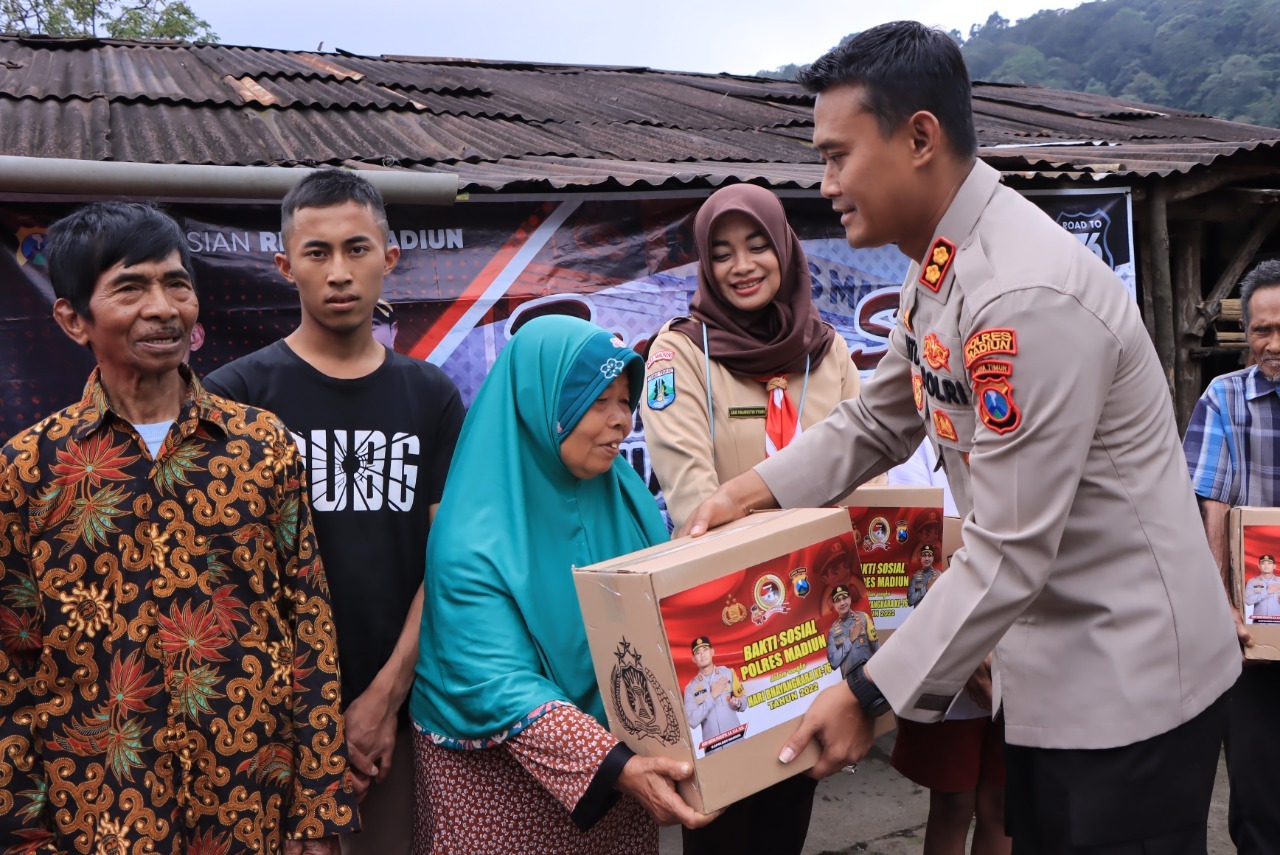 Kapolres Madiun AKBP Anton Prasetyo saat membagikan sembako kepada warga