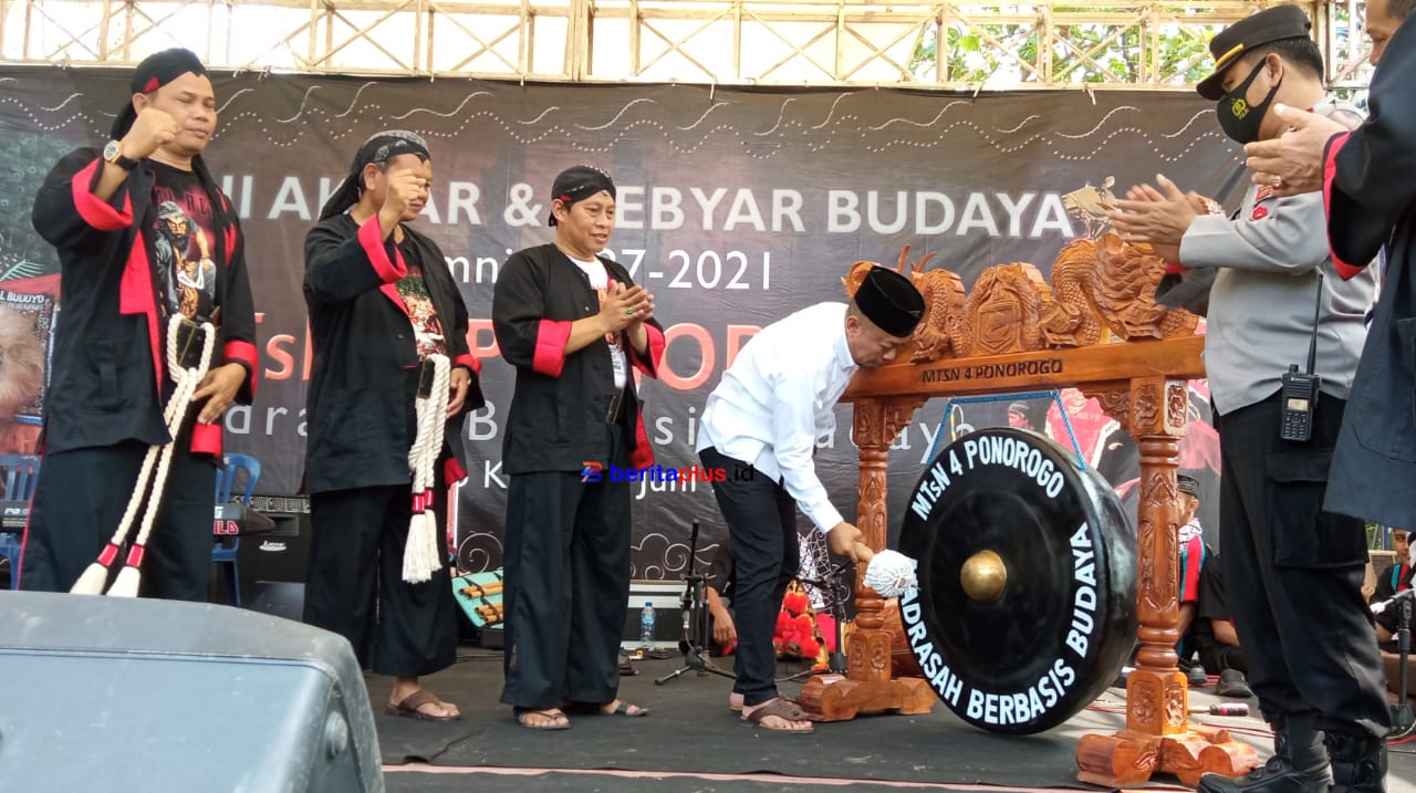 Bupati Ponorogo resmikan sekolah berbasis budaya MTsN 4 dengan tabuh gong