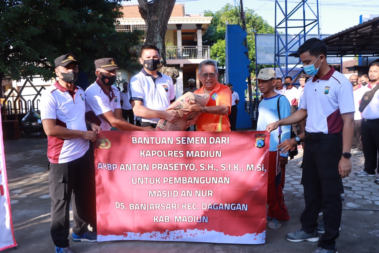 Polres Madiun  Saat Gelar Bakti Sosial Sambut HUT Bhayangkara ke -74