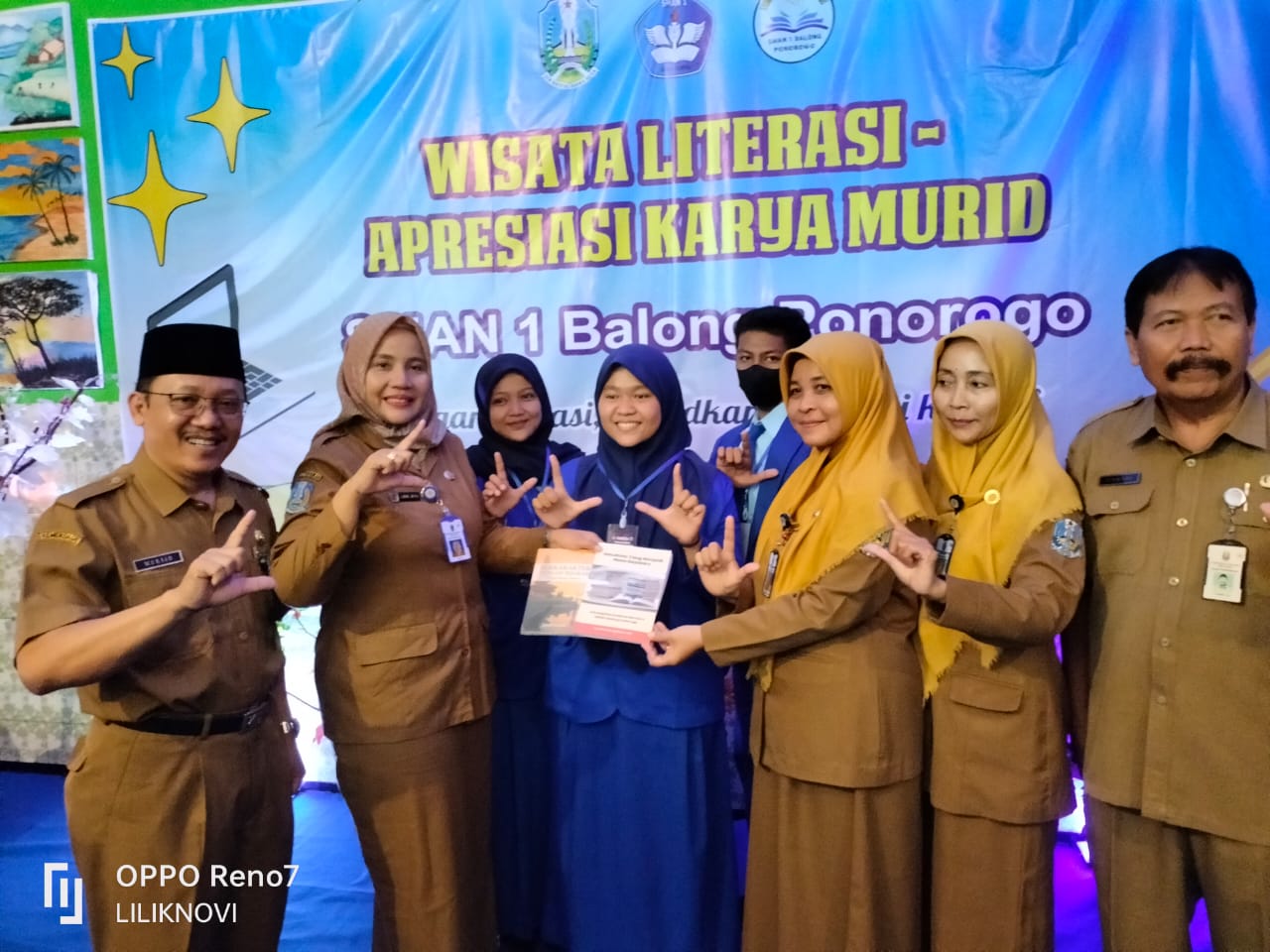 Penyerahan sertifikat workshop kepada peserta oleh panitia