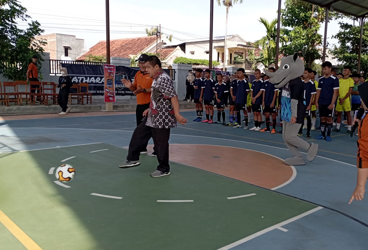 Kepala sekolah tendang bola tandai pembukaan kompetisi futsal