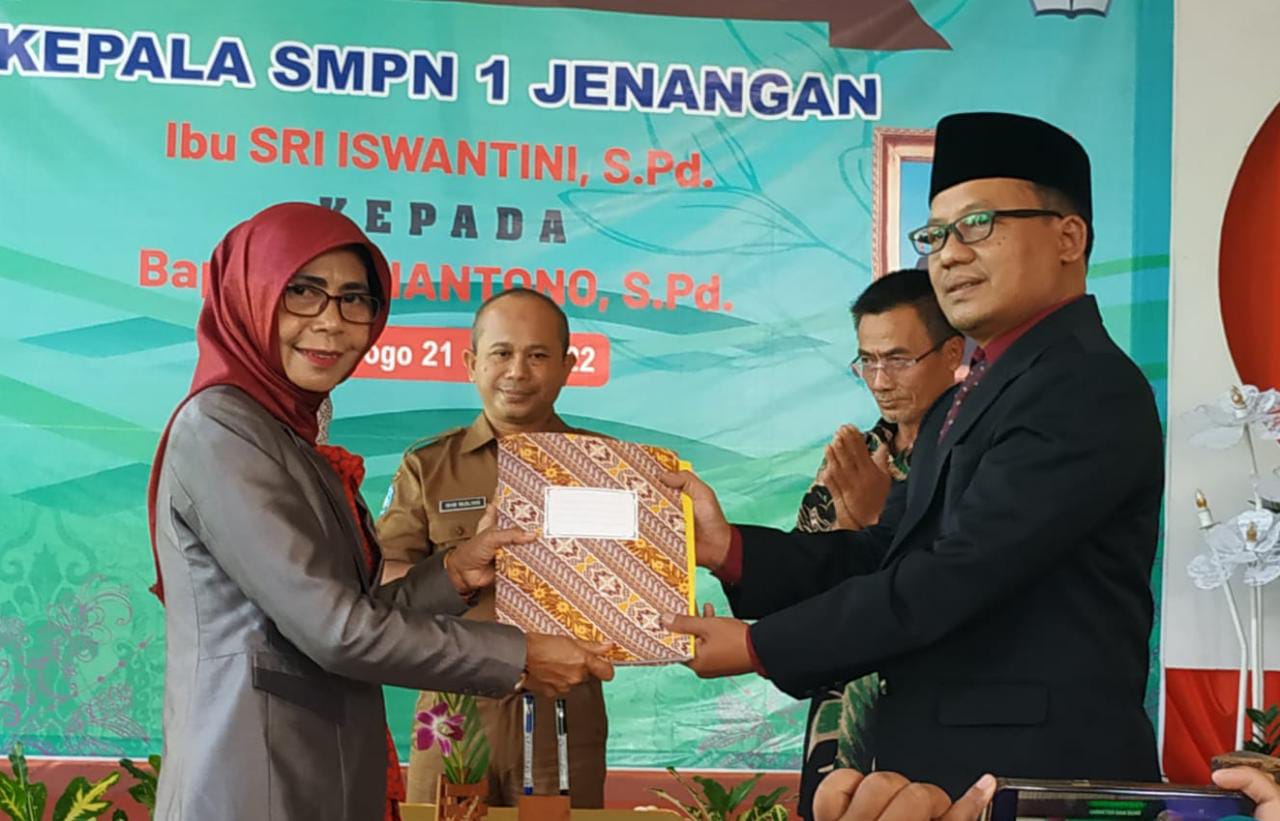Penyerahan buku memori dari kepala sekolah lama Sri Iswantini  kepada Setiantono kepala sekolah SMPN1 Jenangan yang baru