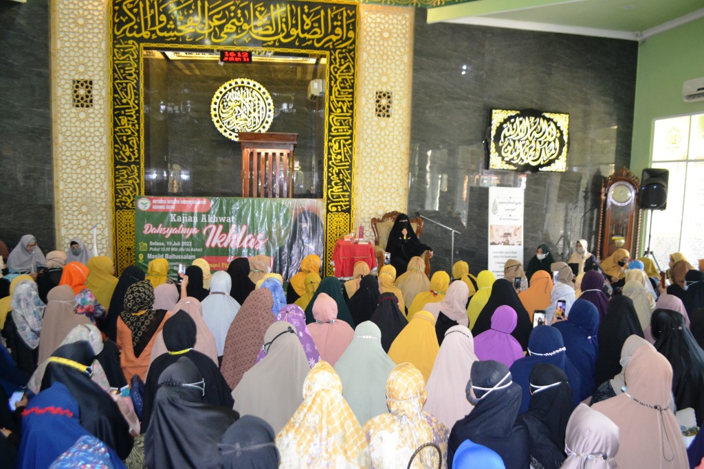 Ummi Pipik saat memberikan tausiah kepada Notaris Muslim Indonesia