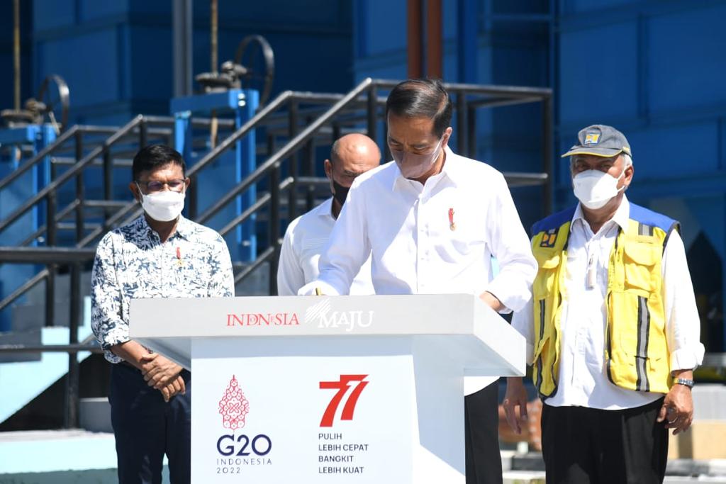 Presiden Joko Widodo Saat Menekan Sirine Tanda Di Resmikan SPAM Wae Mese II
