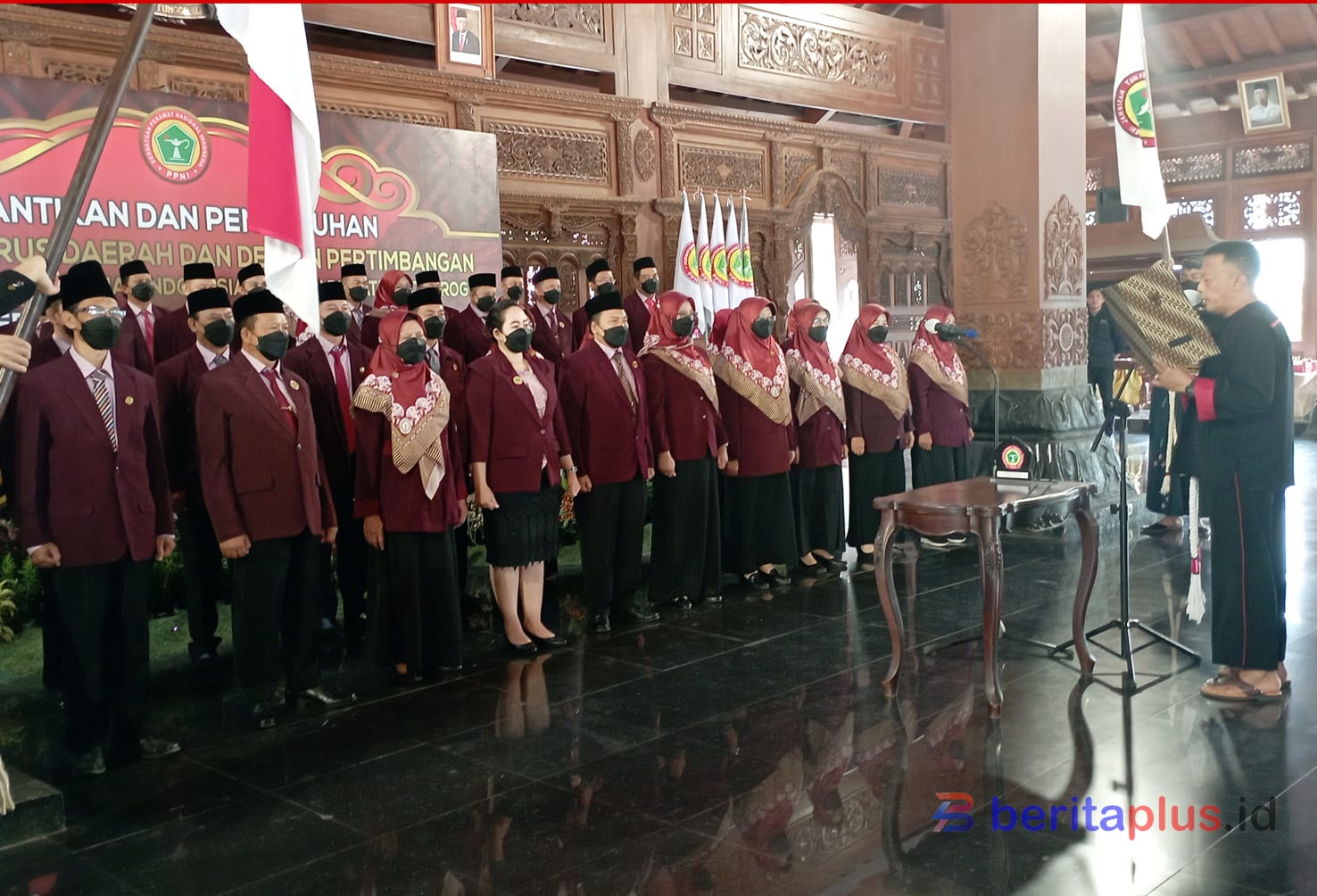 Bupati Ponorogo Kang Giri saat melantik kepengurusan DPD PPNI