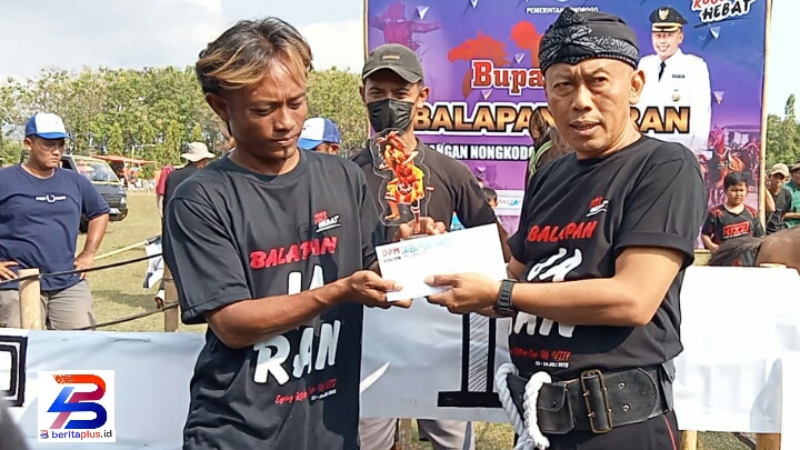 Bupati Ponorogo saat menyerahkan  trophy pada juara lomba