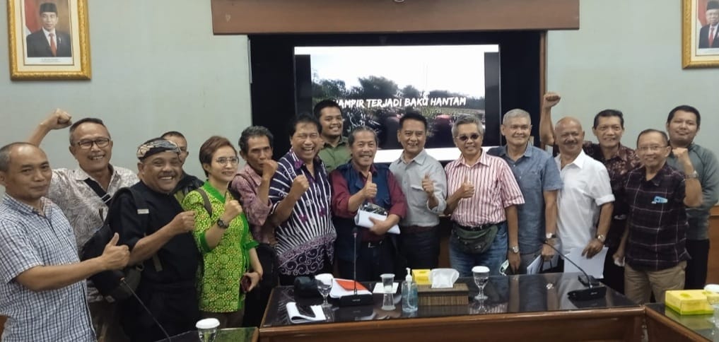 Foto bersama setelah acara Fokus Group Discussion "Quo Vadis Hutan Jawa," tanggal 19 Juli 2022 di Bandung 