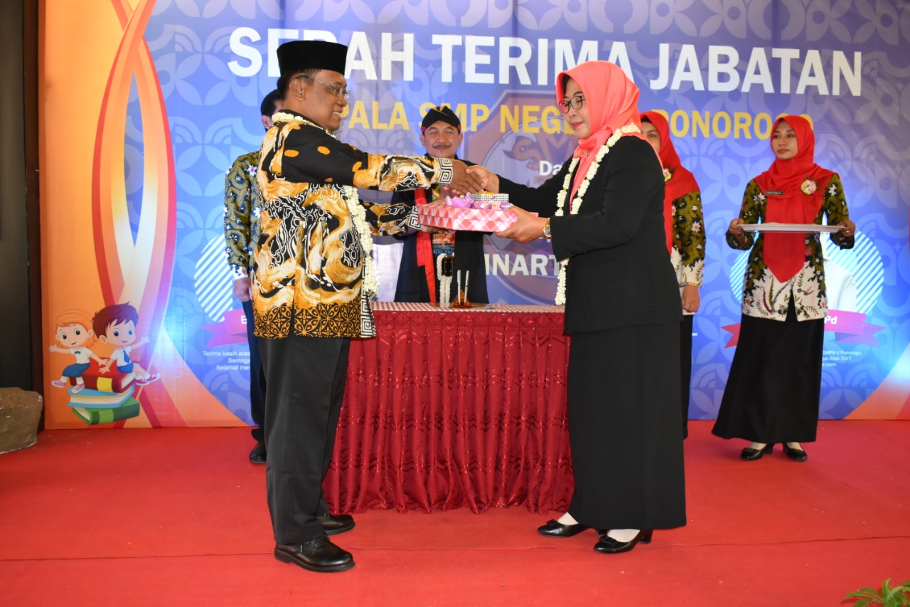 Sertijab di SMPN 4 Dari  Basuki 
 Ke Winarti