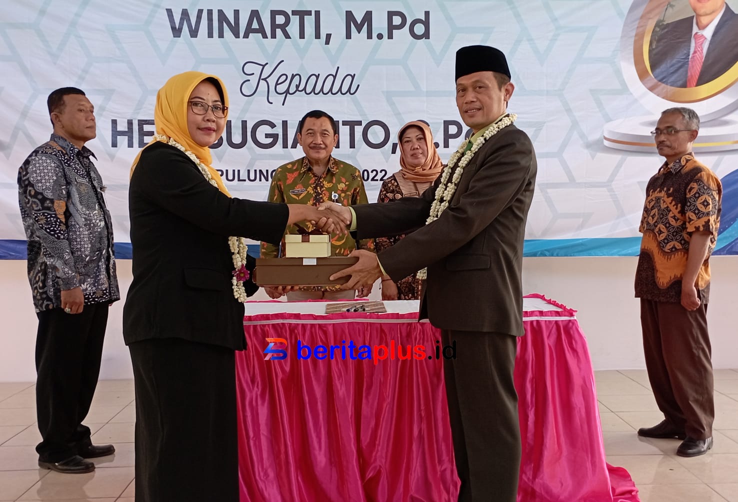 Penyerahan Buku Memori Sertijab kasek SMPN 2 Pulung