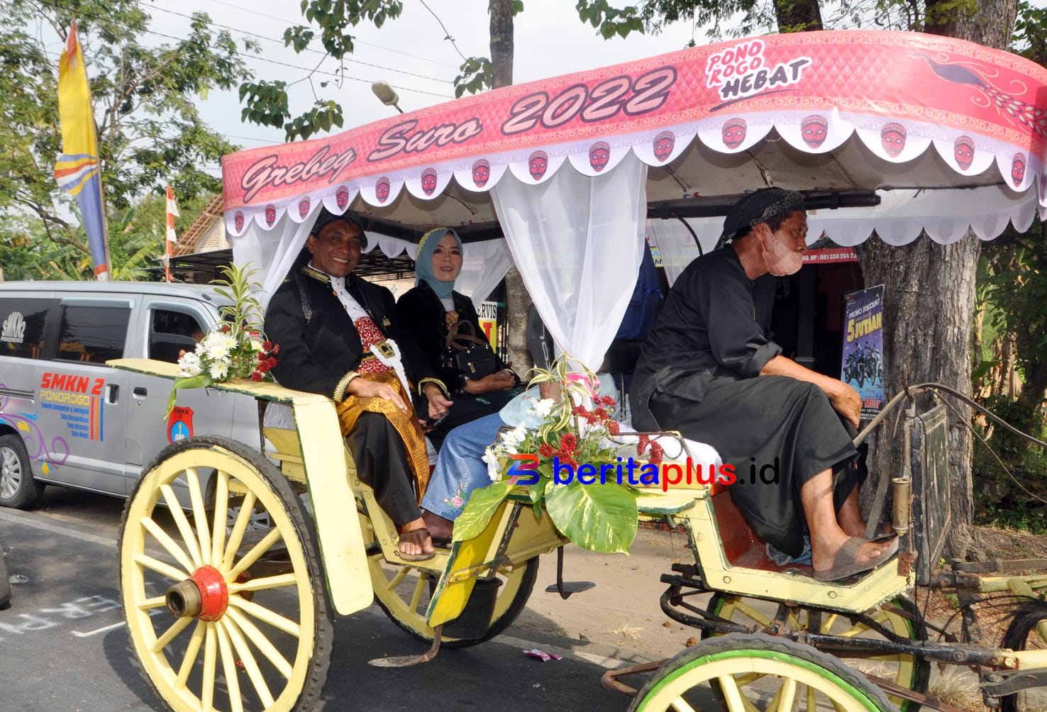 Seni, S.Sos beserta istri saat naik kereta
