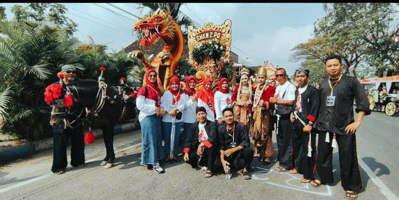 Farida Hanim Handayani Kepala sekolah SMKN 2 Ponorogo bersama peserta