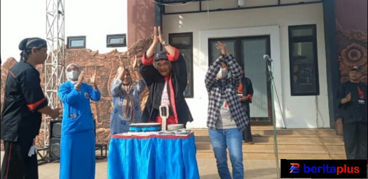 Ket.foto dari Kiri Safina (alumni angkatan-97) Kepala Sekolah Dasar Darminto S.Pd M.P.d(tengah) Putri Gempa (Paling kanan Alumni angkatan-97).