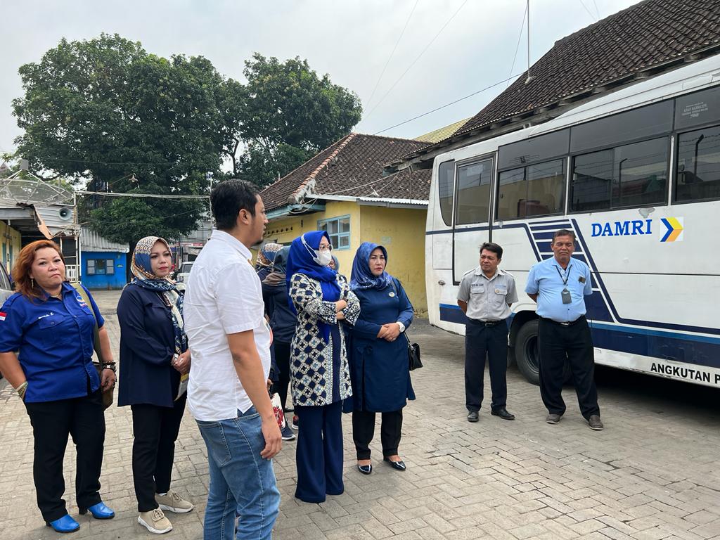 Hj.. Sri Wahyuni saat melihat kondisi armada bus Damri