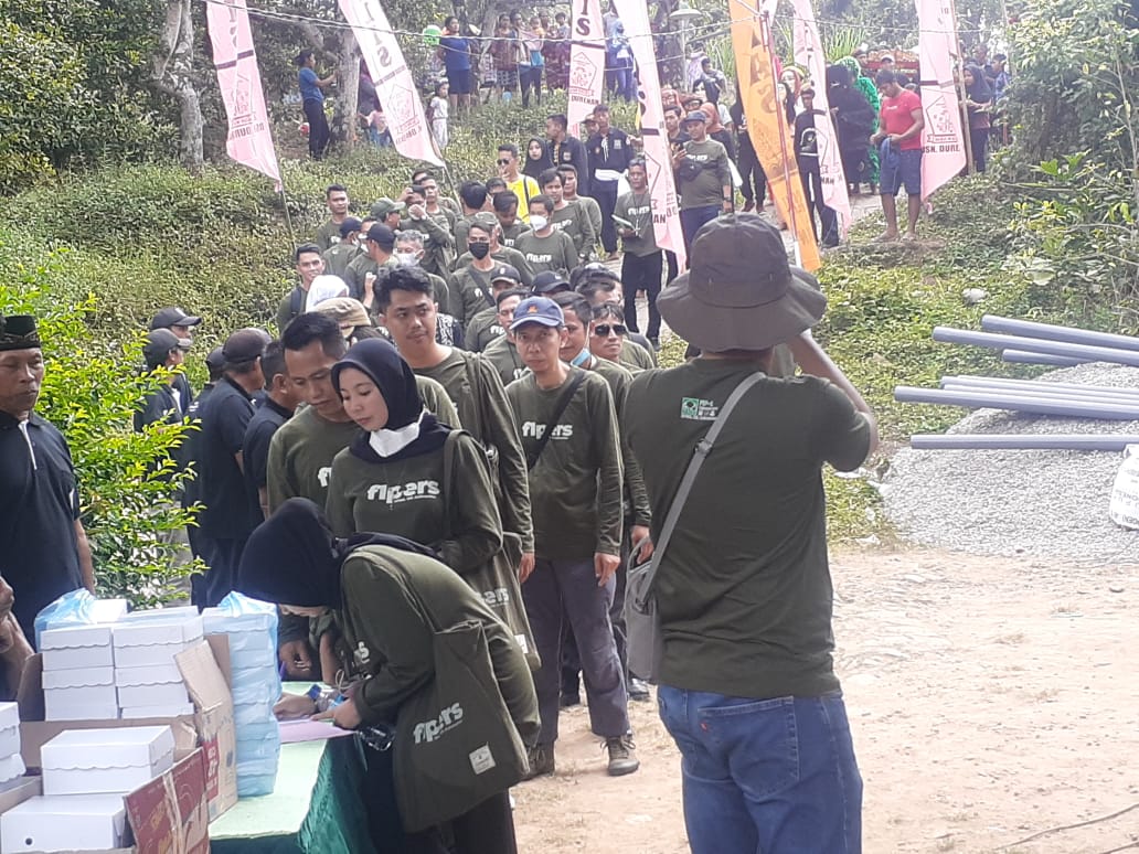 BPSKL bersama 64 peserta dan 
 pendamping Forest Invesment Program (FIP) dari Kabupaten Sintang dan Kabupaten Kapuas Kalimantan Barat saat mengisi daftar hadir dalam studi banding  di Lembaga Masyarakat Desa Hutan (LMDH) Podang Wilis Desa Durenan 