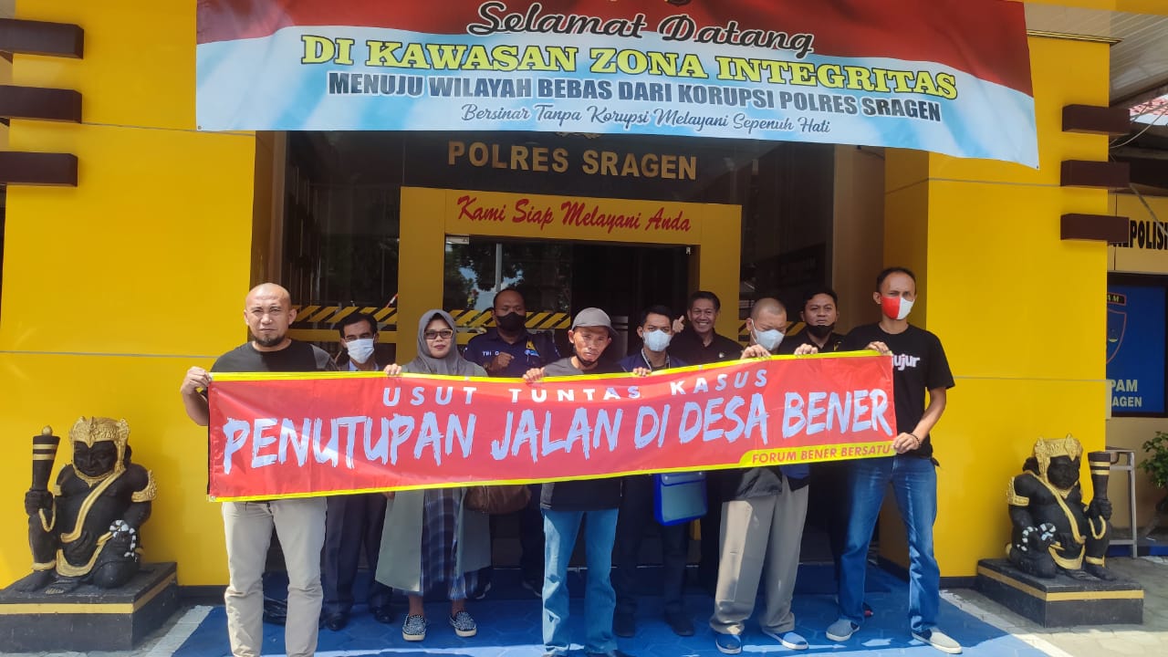 Warga Desa Bener saat datang Polres Sragen
