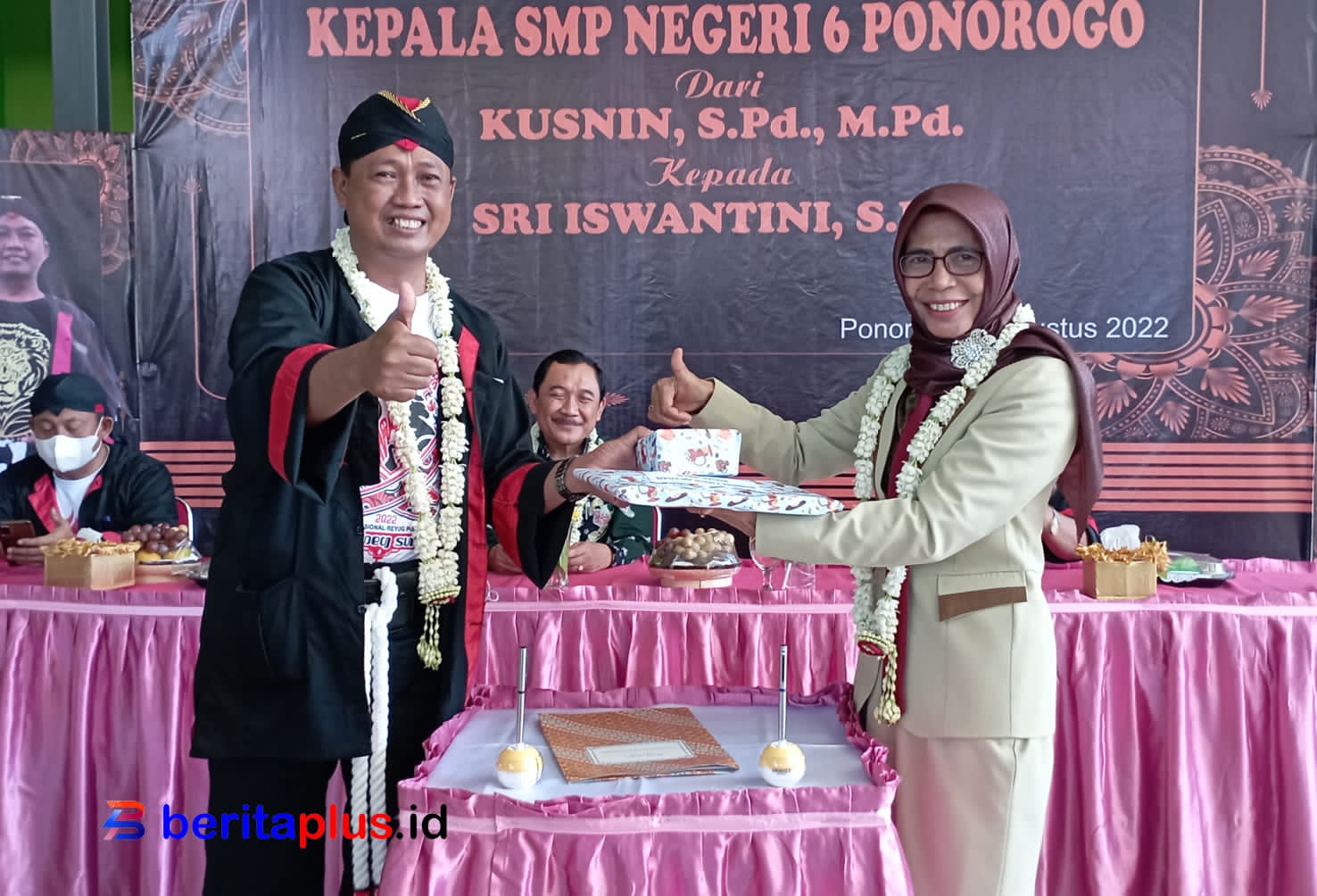 Penyerahan buku memori dari kasek lama Kusnin kepada kasek baru Sri Iswantini