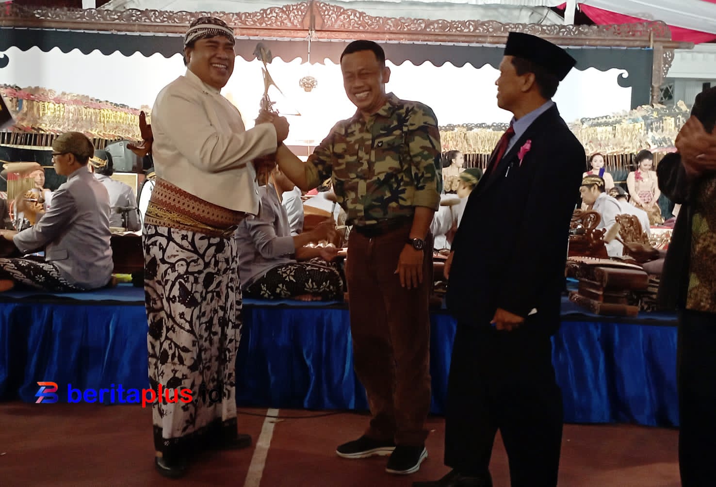 Bupati Ponorogo Sugiri Sancoko bersama Kepsek Imam  Mujahid saat peluncuran buku Dalang Cilik