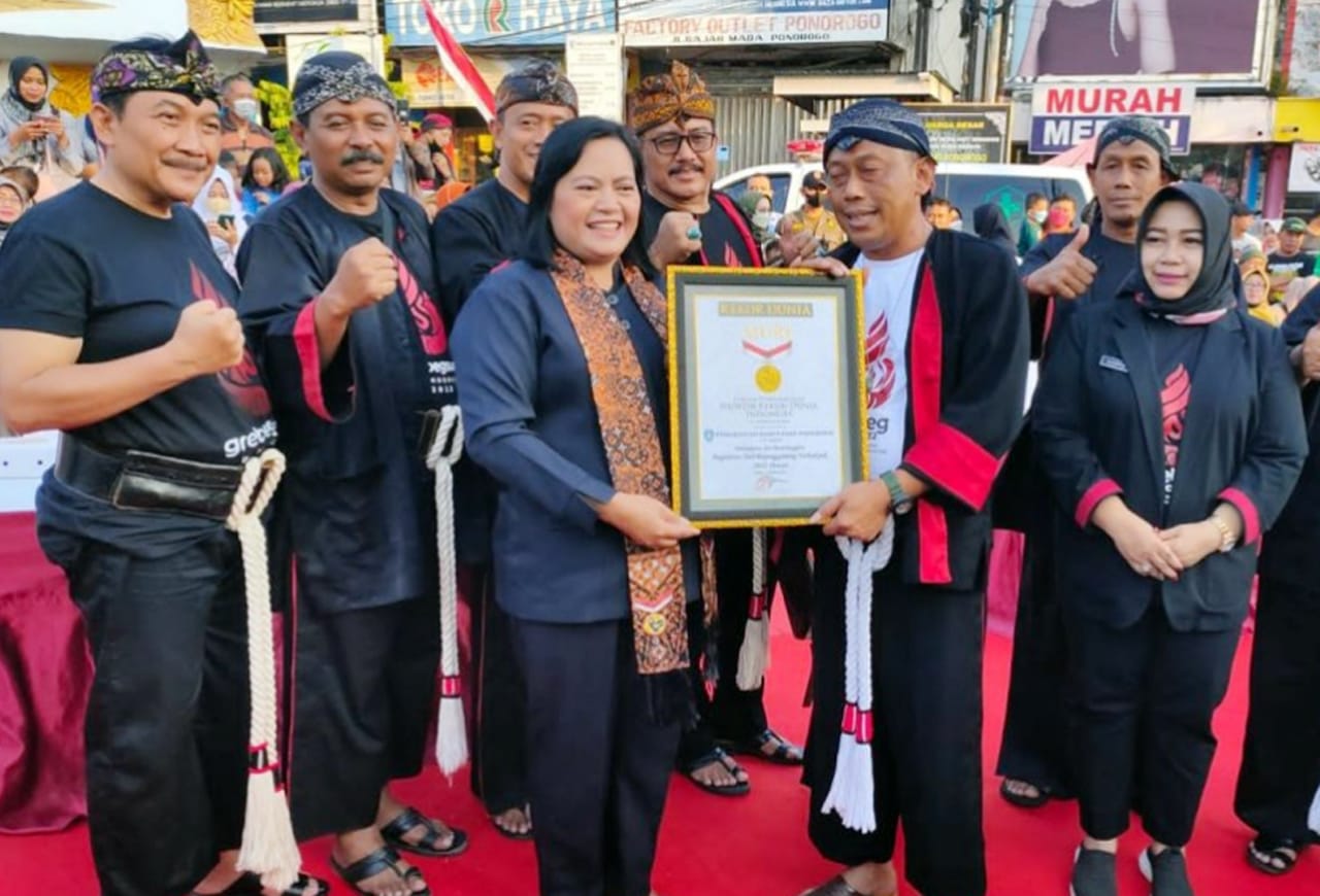 Bupati Ponorogo Kang Giri saat menerima piagam Rekor Muri