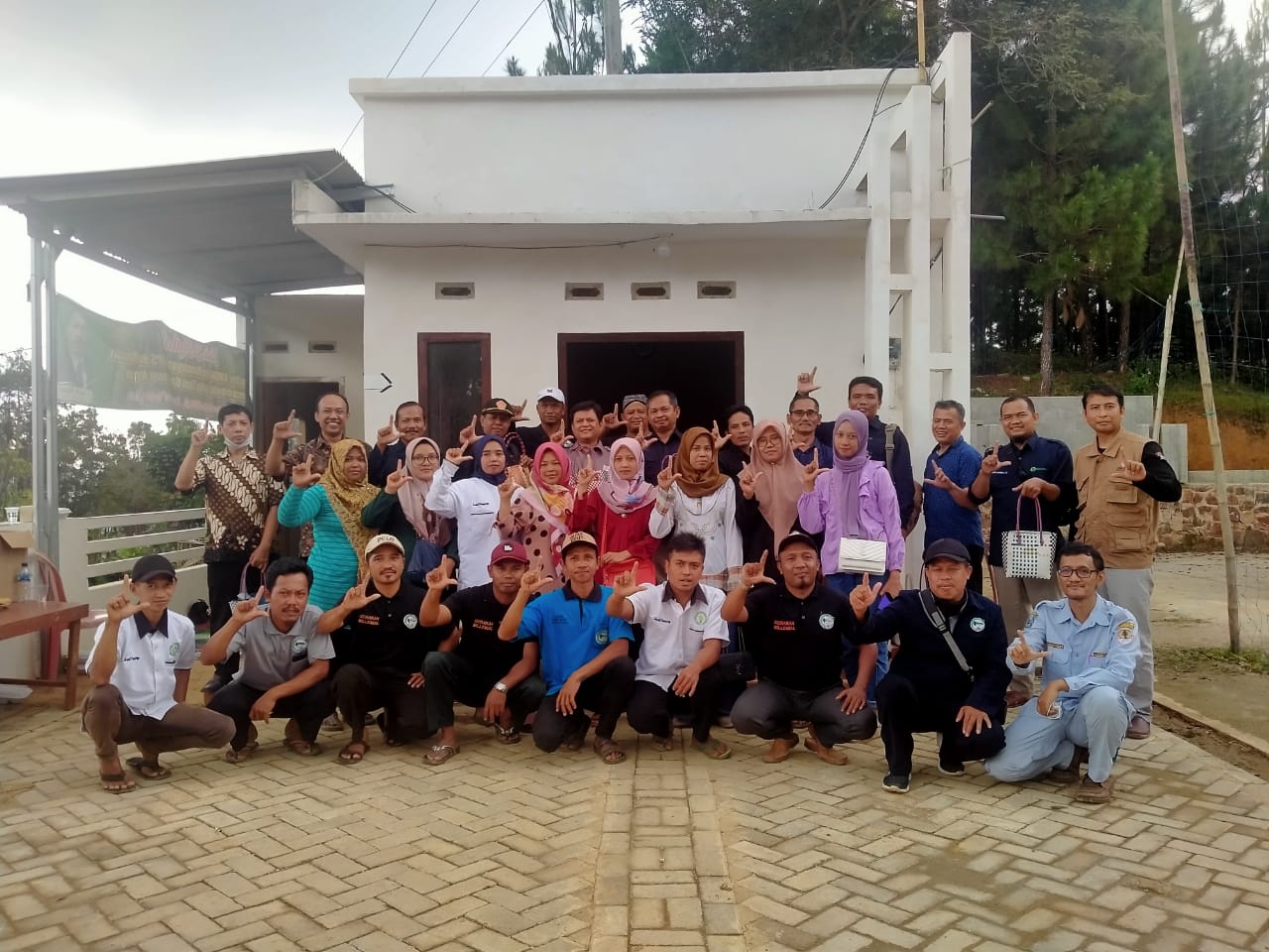 Foto bersama setelah prosesi serah terima bantuan CDK, PERHUTANI, LMDH, KTH, KUPS dan  Mitra LMDH