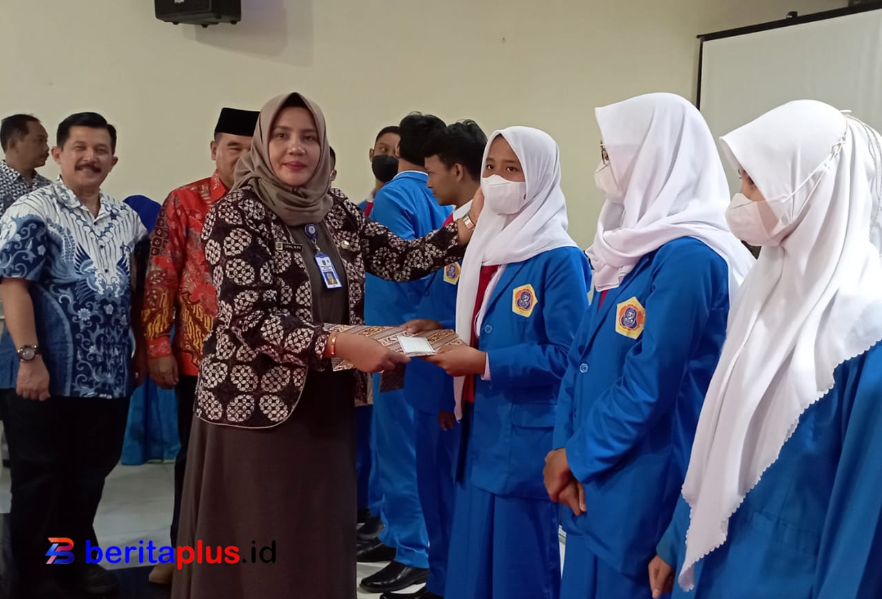 Kakancabdik wilayah Ponorogo   Lena,M.Pd memberikan santunan secara simbolik kepada siswi.