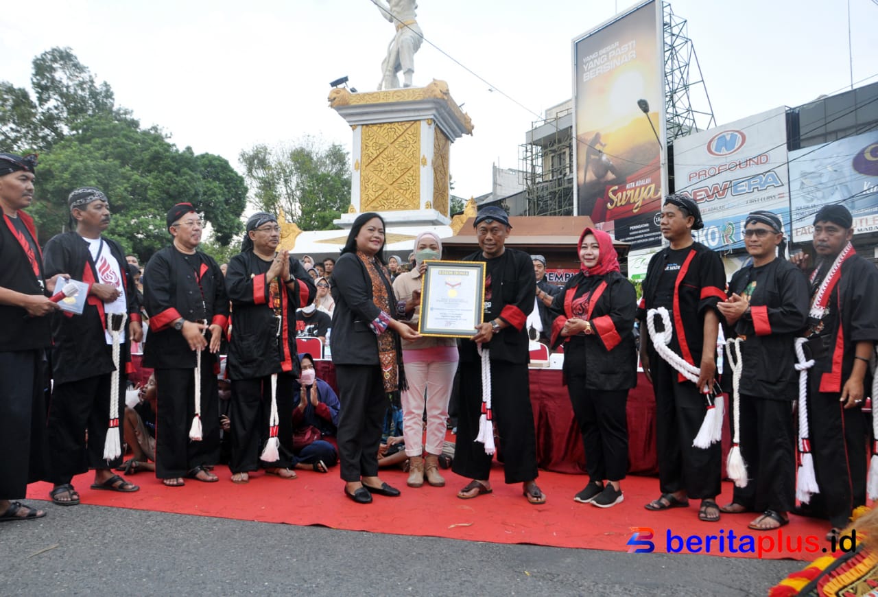 Bupati Ponorogo Kang Giri menerima penghargaan dari MURI