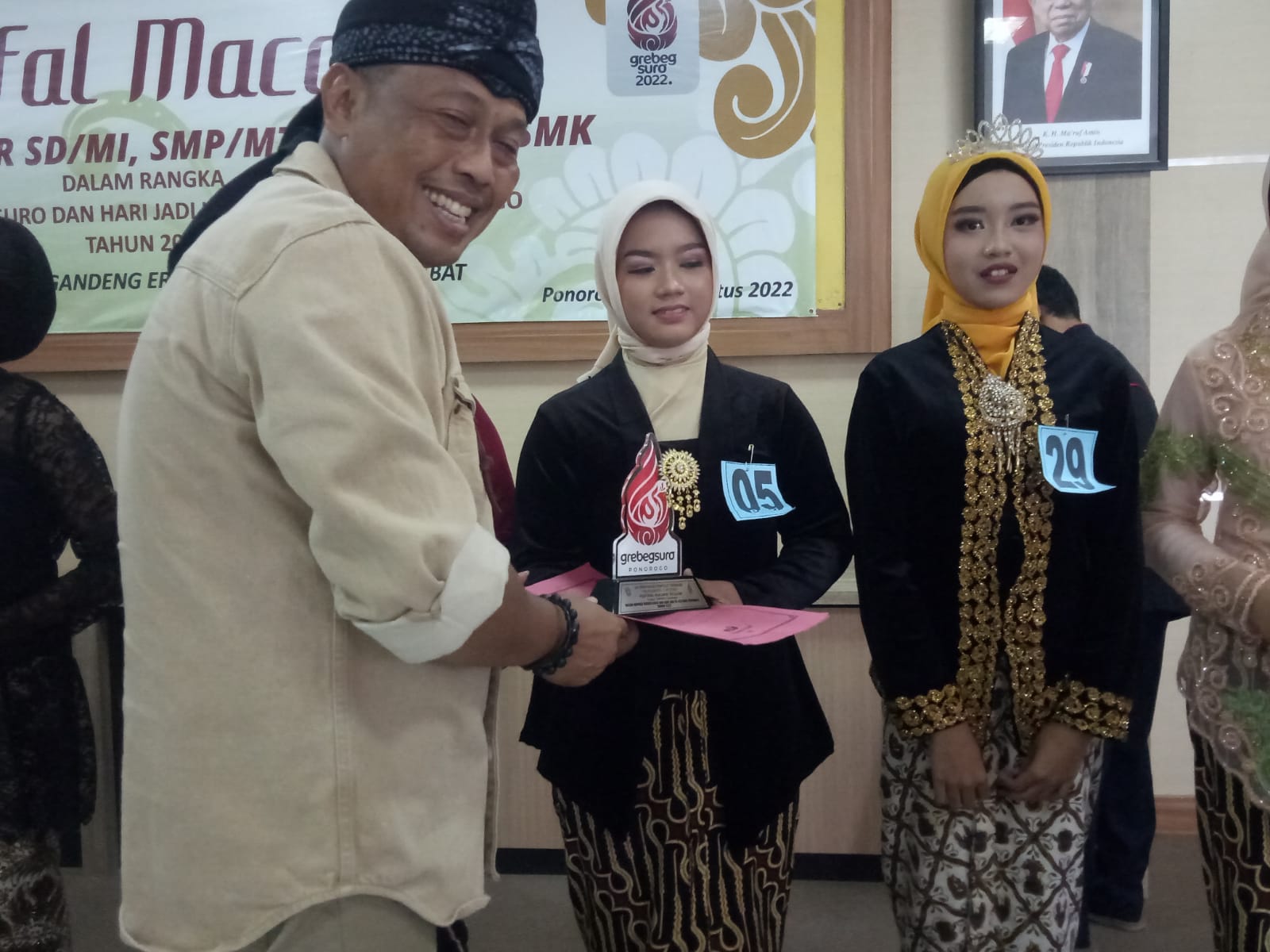 Kang Bupati Ponorogo Sugiri Sancoko menyerahkan piala penghargaan kepada siswa SMPN 2 Balong dalam lomba karawitan tahun 2022