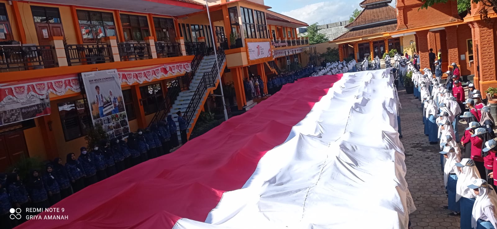 Prosesi SMKN 2 Ponorogo BentangankanBendera Raksasa