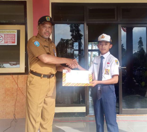 Mistono, S.Pd, M.Pd kepala sekolah SMPN 2 Ngrayun saat memberikan penghargaan kepada Rafel