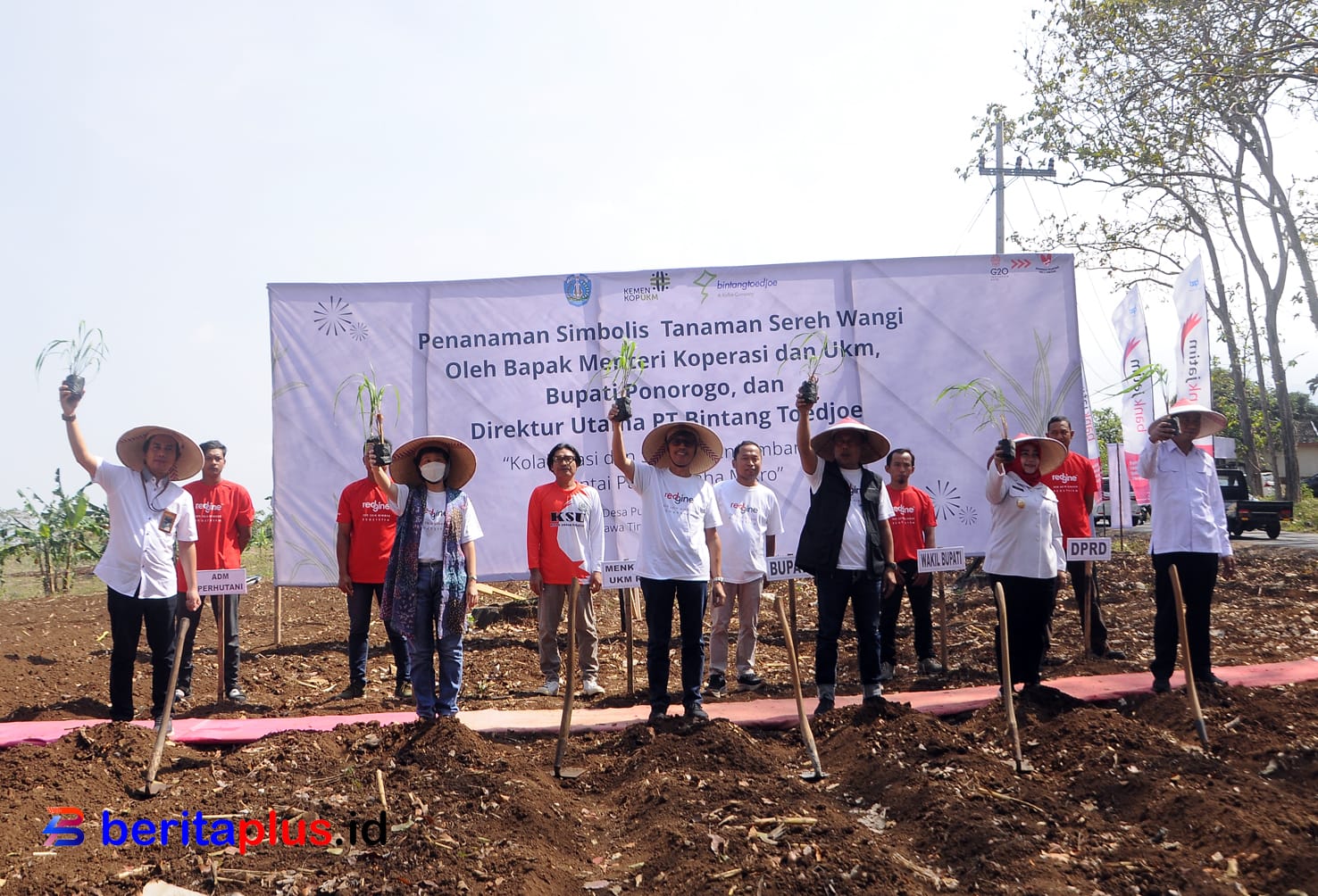 Ir. Eddy Satriya M.A Deputi Bidang Usaha Mikro Kementerian Koperasi dan Usaha Kecil Menengah RI bersama Bupati Ponorogo