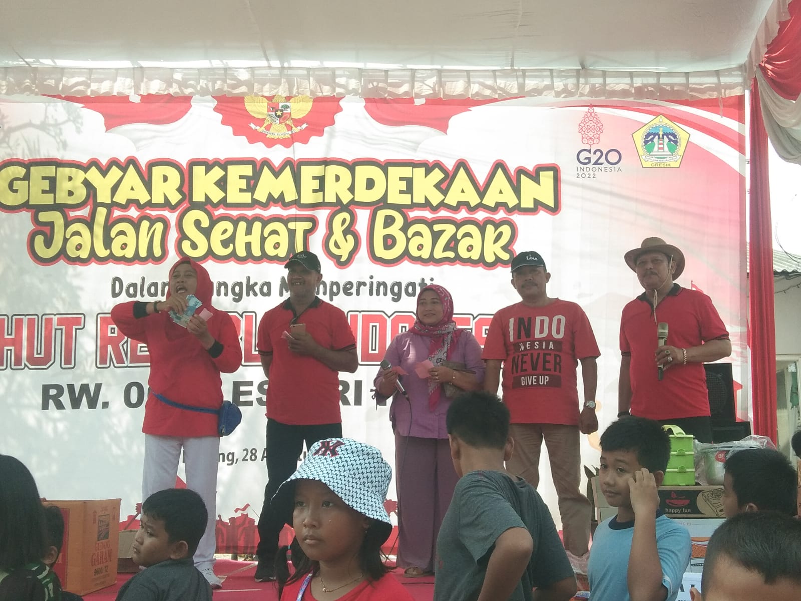 Ketua PAC Partai Garuda Menganti Lailil Maf Ula (tengah) saat pengundian doorprze jalan sehat
