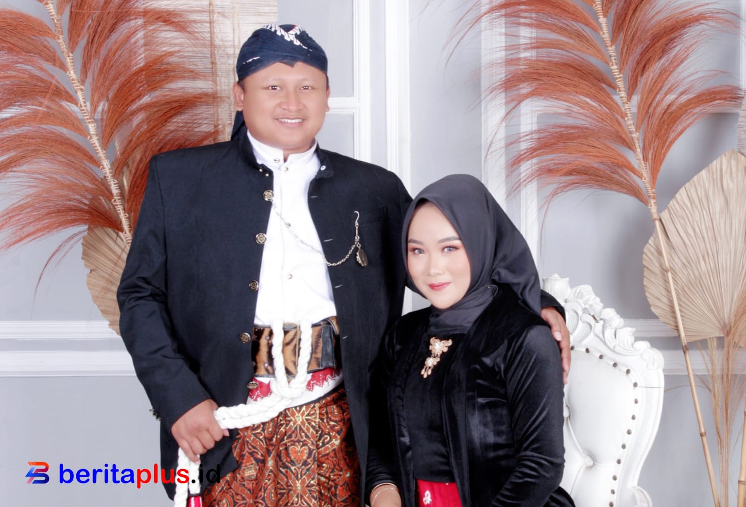 Kepala desa Sawoo Baru Pria Perkasa beserta istri