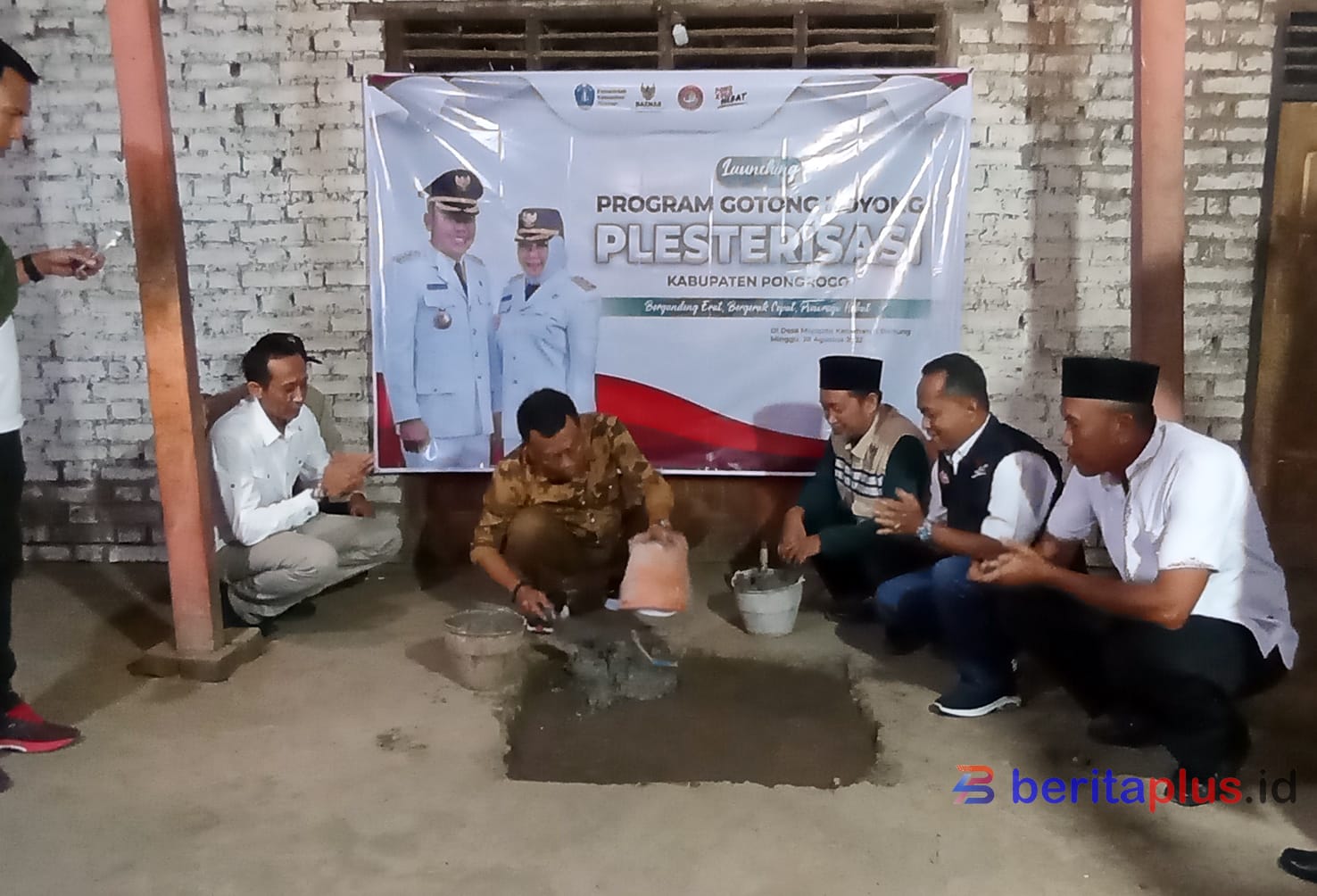 Secara simbolis Bupati Giri memplaster rumah salah satu warga ( Saminem )