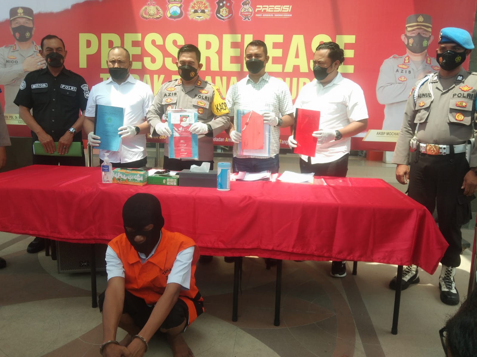 Kapolres Gresik AKBP Mochmad Nur Azis saat press release Kasus Korupsi Kades Bulangan