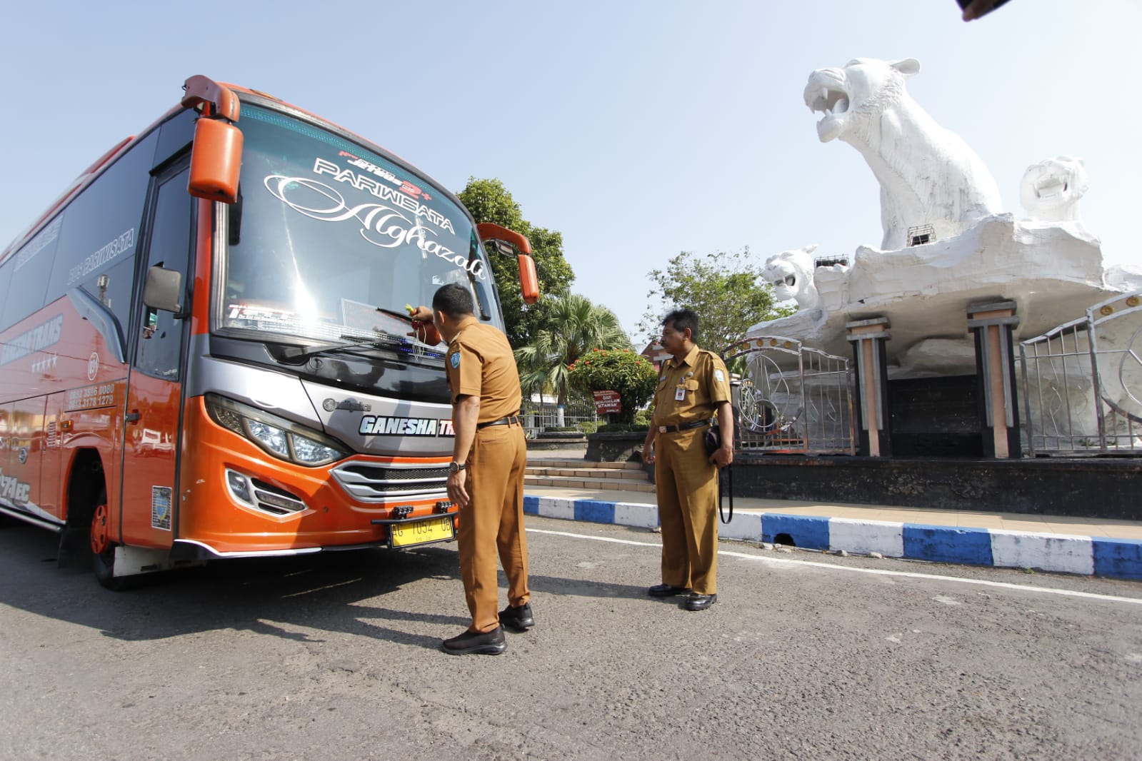 Bupati Ponorogo Sugiri Sancoko memberangkatkan kontingen seniman Reog Ponorogo ke Eropa dengan memecahkan kendi di depan bus