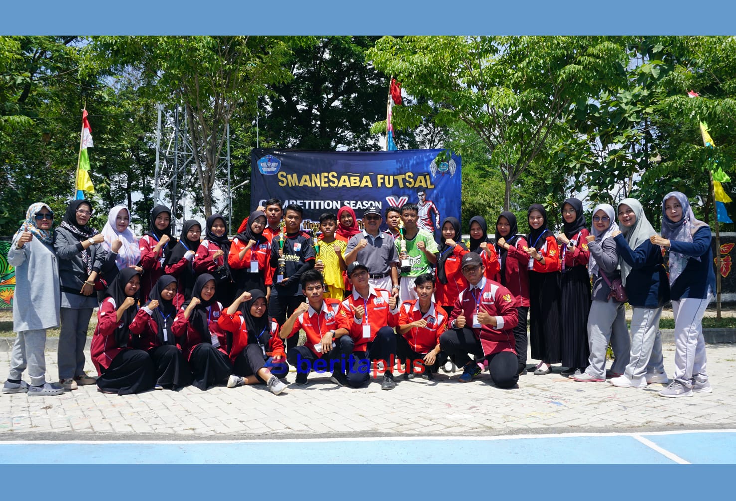 Kompak panitia bersama kepala sekolah dan para jawara futsal berfoto bersama usai penerimaan hadiah dan piala
