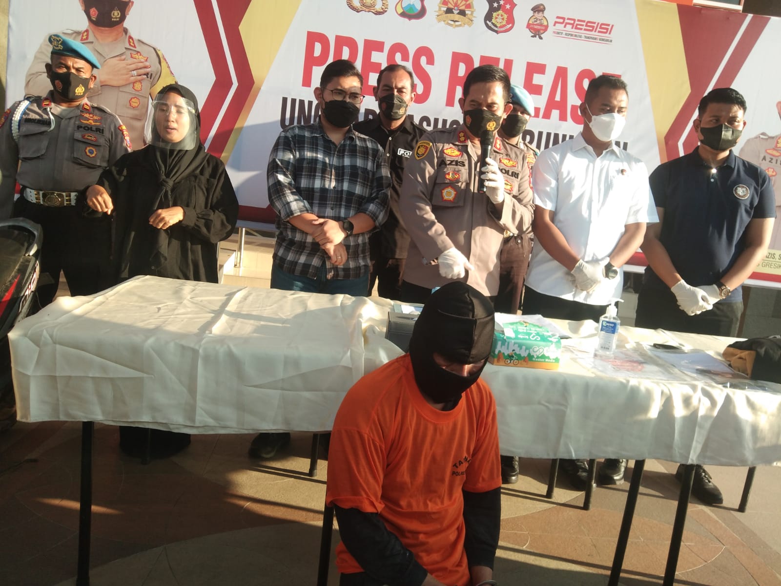 Kapolres Gresik AKBP Mochamad Nur Azis saat press release kasus pembunuhan Wanita di Benjeng 