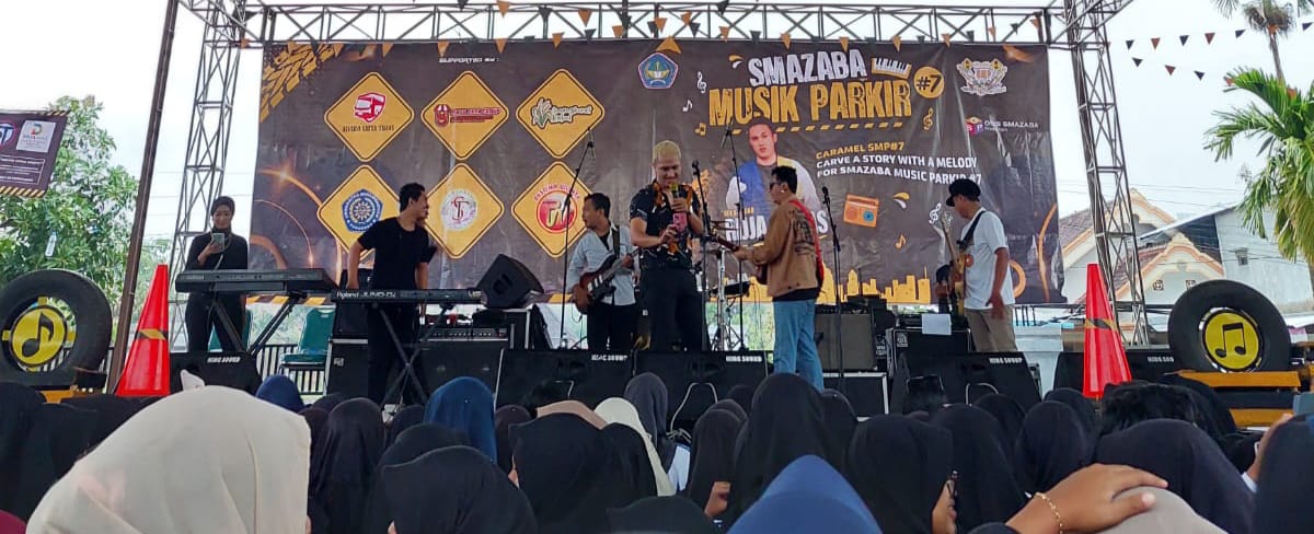 Bintang tamu di Smazaba Musik Parkir tampil menghibur di SMAN 1 Babadan