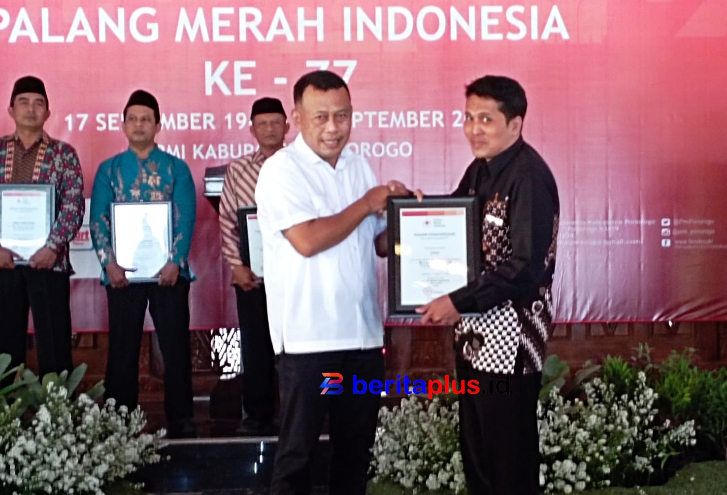Keluarga besar PMI Ponorogo bersama bupati Ponorogo
