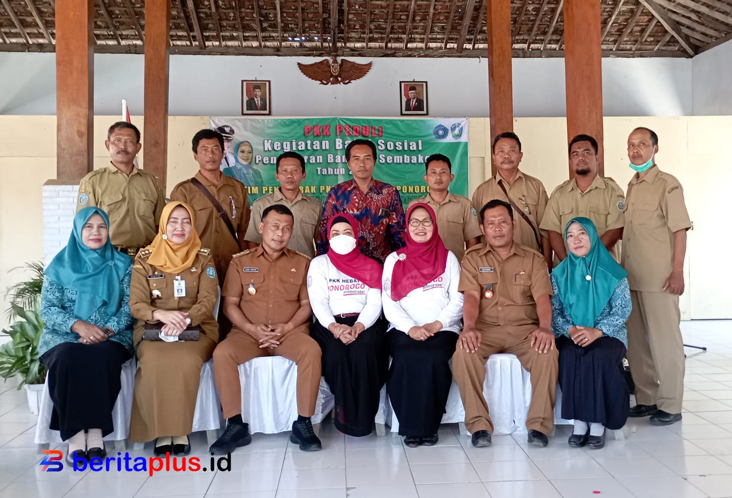 Ketua TP PKK kabupaten Ponorogo saat menyerahkan bantuan paket sembako dan kompak foto bersama