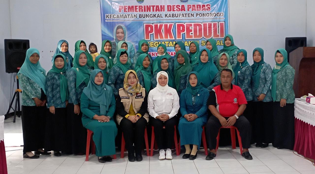 TP PKK Kabupaten Ponorogo Saat Baksos Bagikan Sembako 
