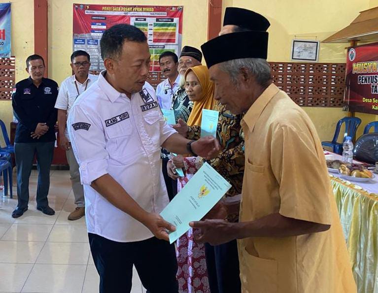 Bupati Ponorogo Kang Sugiri Sancoko menyerahkan sertifikat.