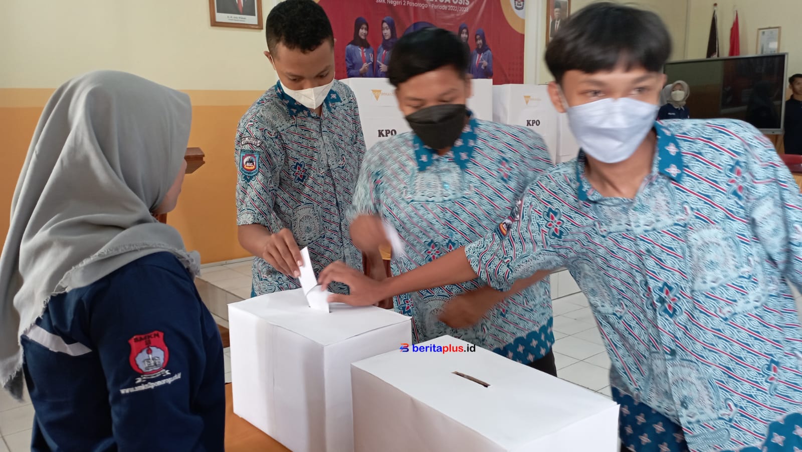 Peserta Pemilos memasukan kartu  usai dicoblos