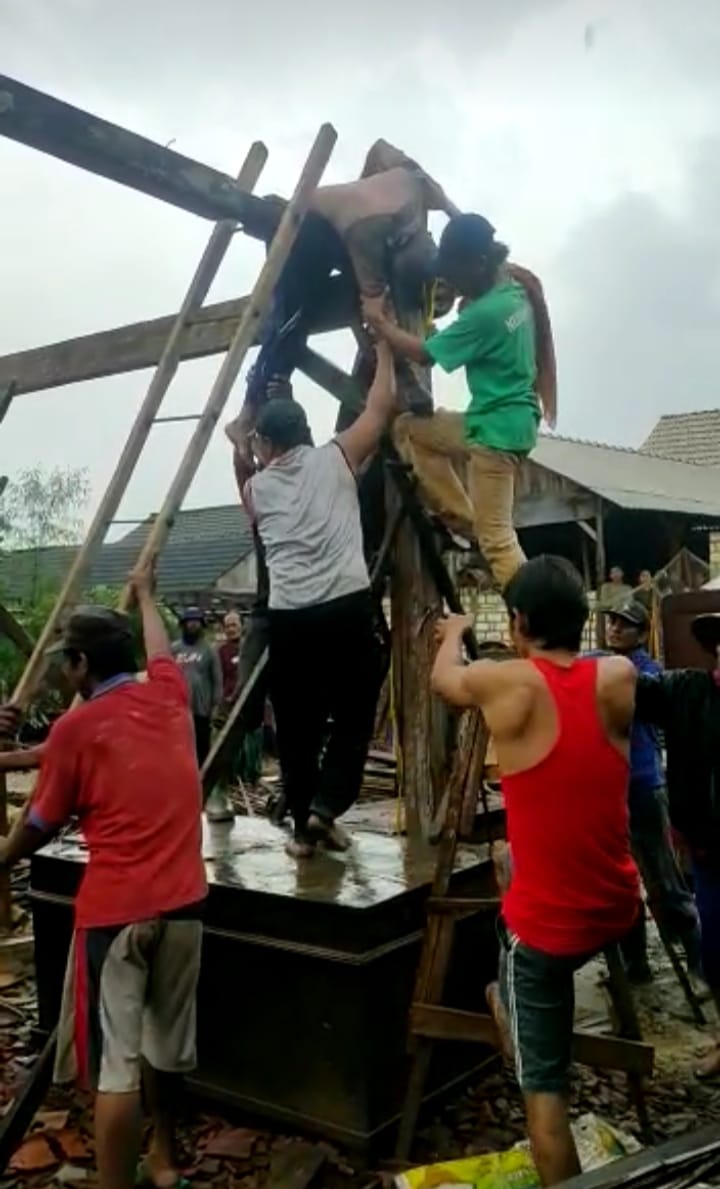 Evakuasi korban yang dramatis