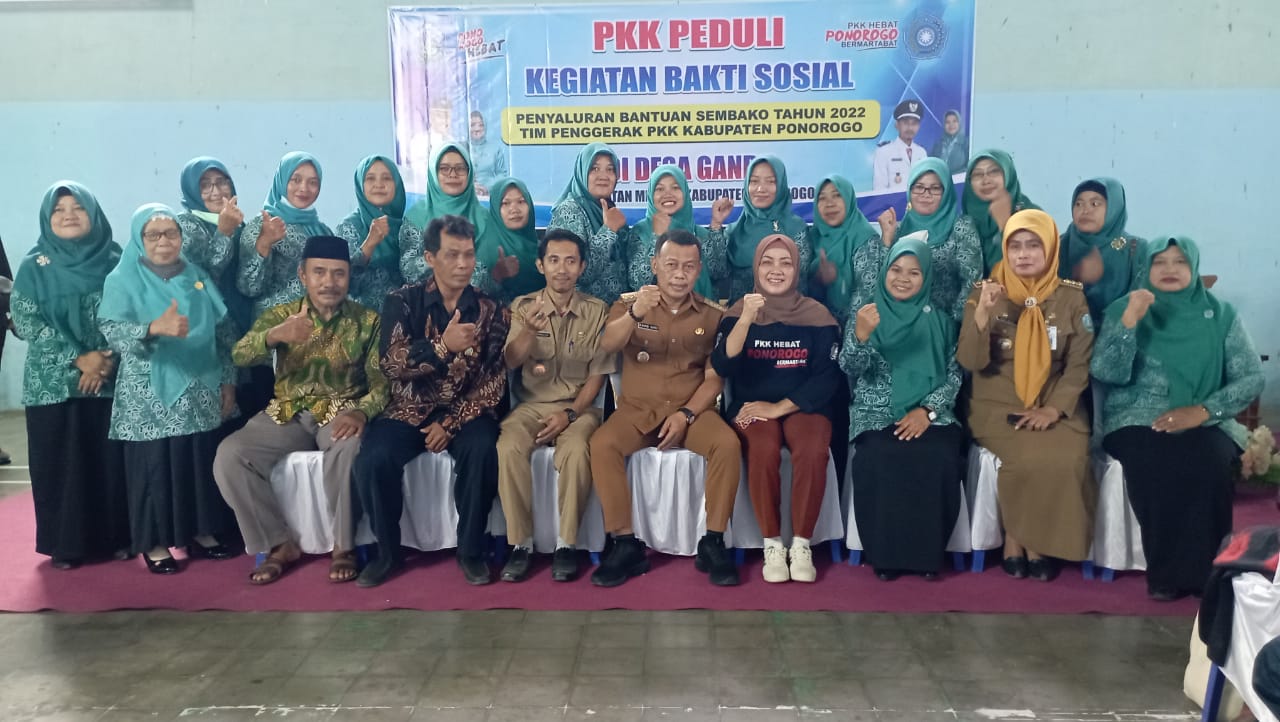 Kompak bersama  Ketua TP PKK kabupaten saat serahkan bantuan sembako