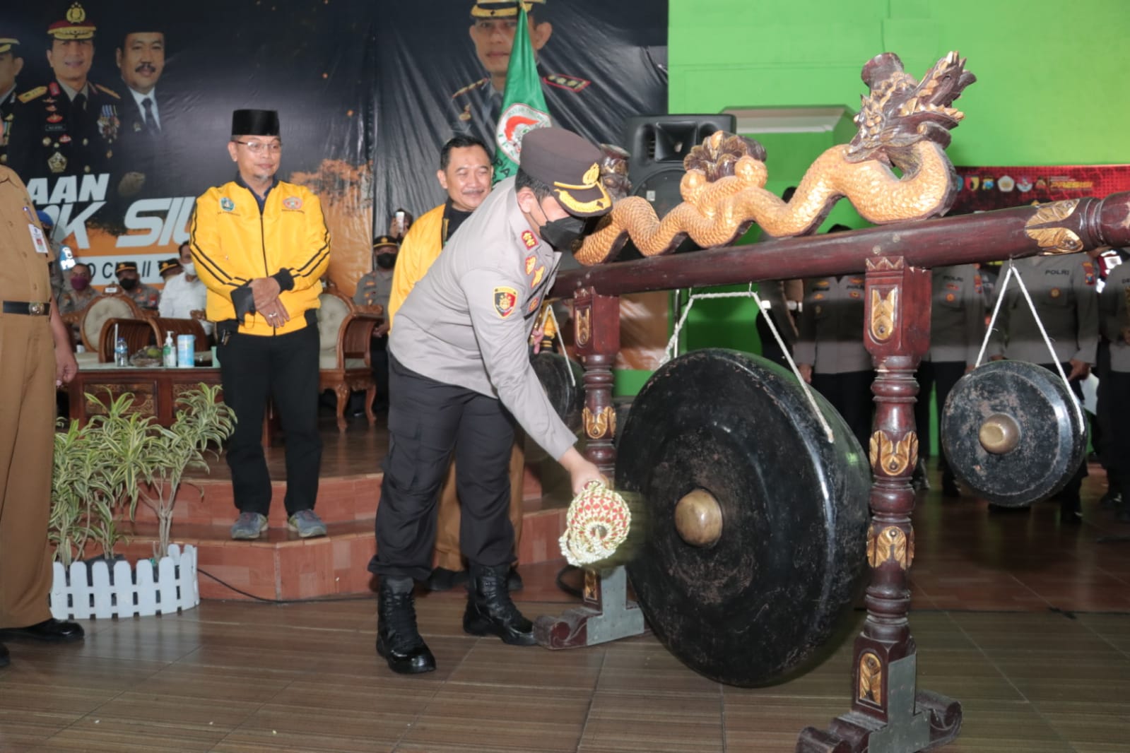 AKBP Catur C.Wibowo menabuh gong tanda dimulainya kejuaraan pencak silat kabupaten Ponorogo,