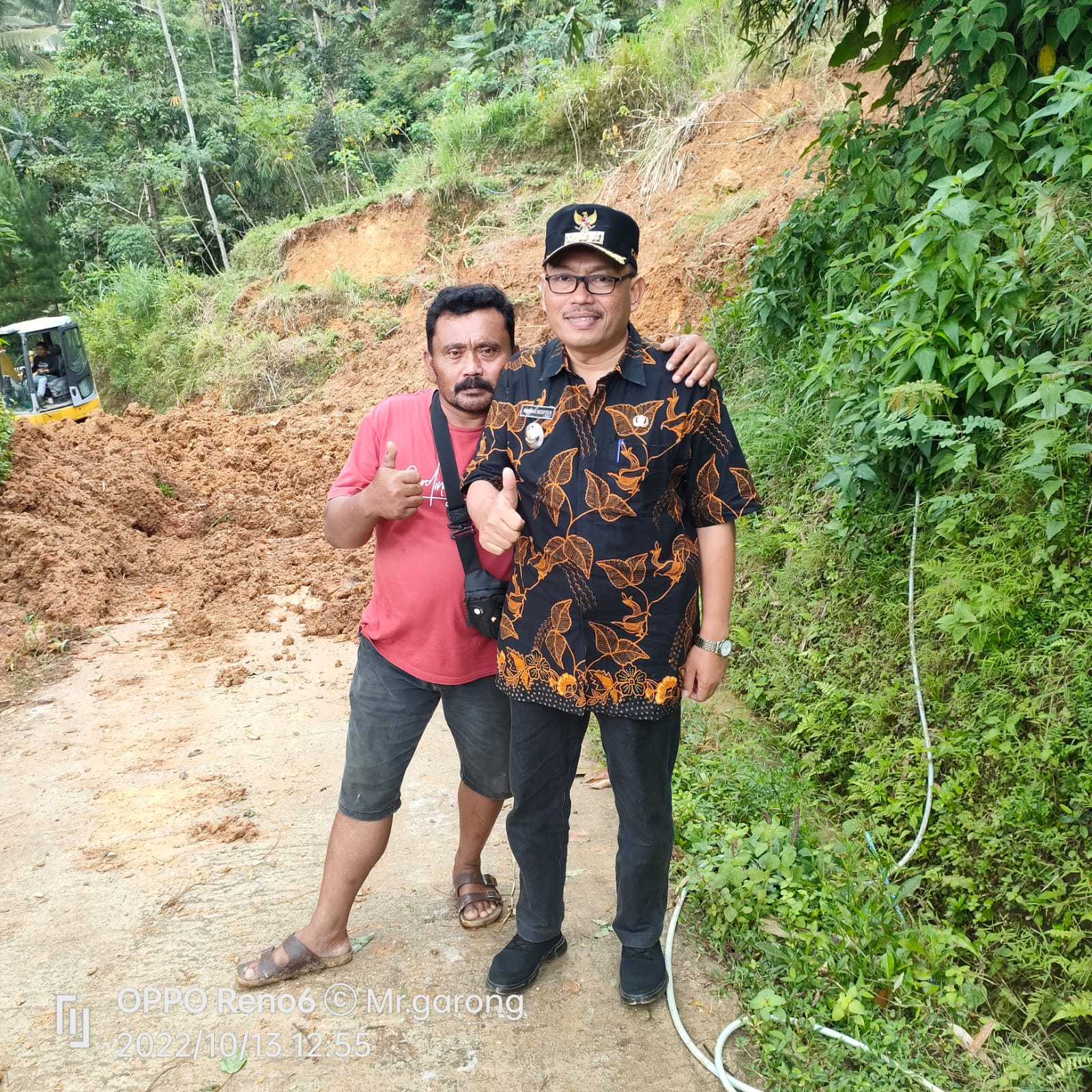 Camat ngrayun Bambang Sucipto P. S. Sos dan Suyono Tokoh masyarakat Desa Gedangan di lokasi bencana tanah longsor Dusun Konto yang memutus akses jalan Baosan kidul - Gedangan