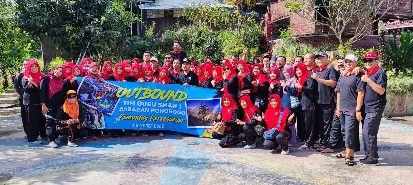 Kompak menuju kebersamaan guru dan karyawan SMAN 1 Babadan saat outbound