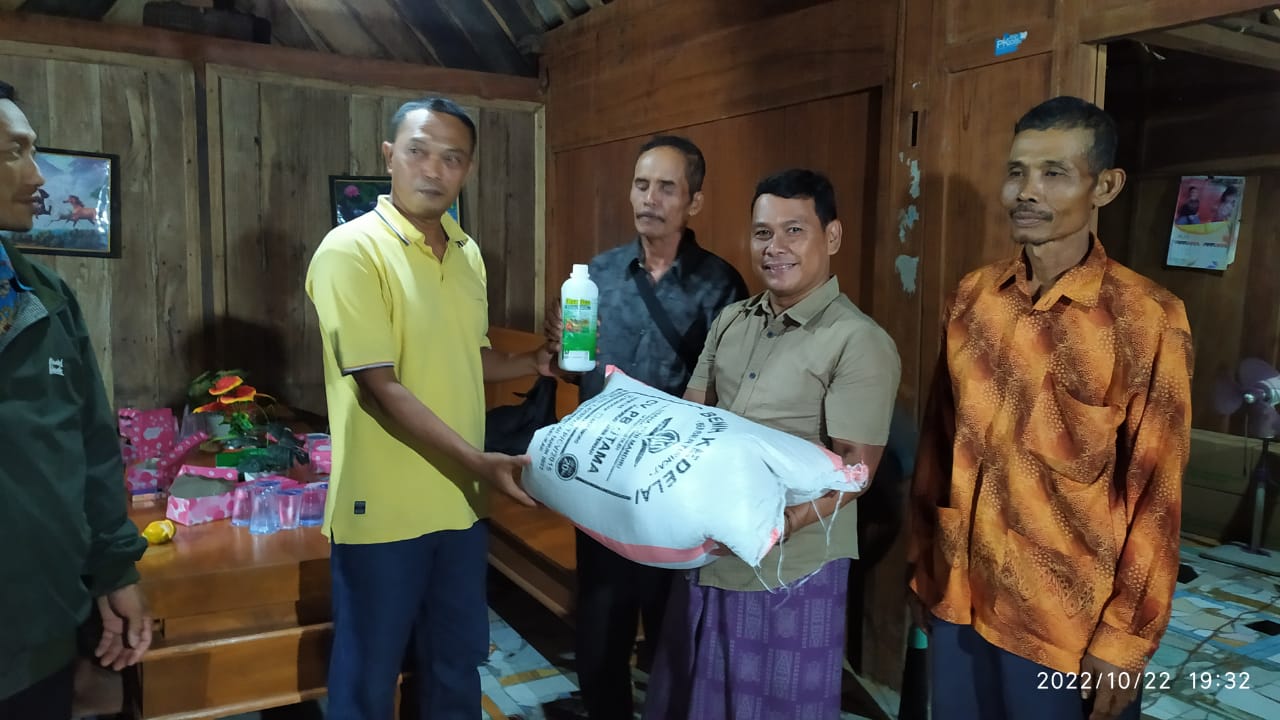 Amri  Irawan . Sp  PPL Pertanian kecamatan kradenan menyerahkan benih kedelai ke ketua lmdh wonorejo  Witomo Budirto