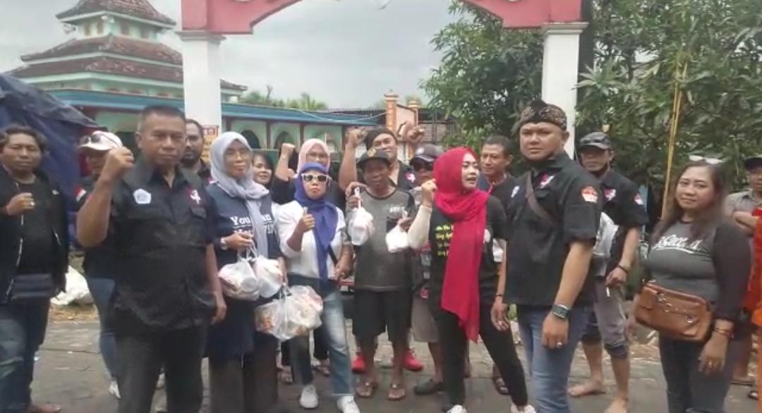 DPC Korak Gresik saat di lokasi bencana banjir